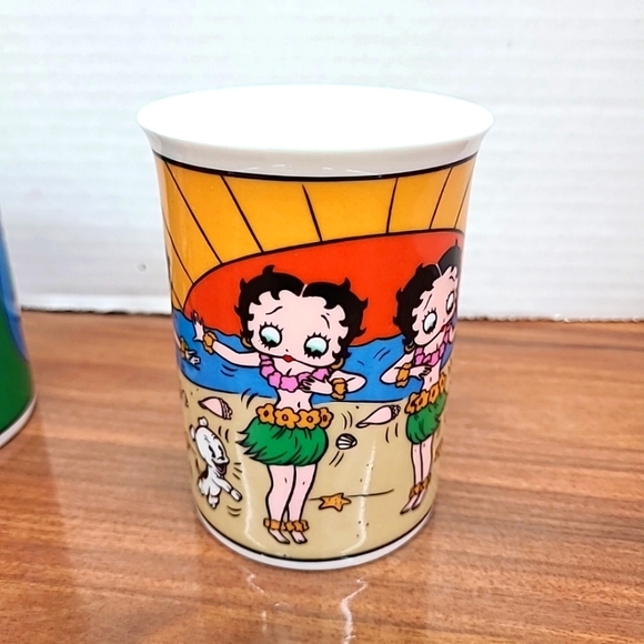 Betty Boop Fine Porcelain Collector Mugs Set of 2 Gimme A Boop & Aloha Betty - Picture 3 of 14